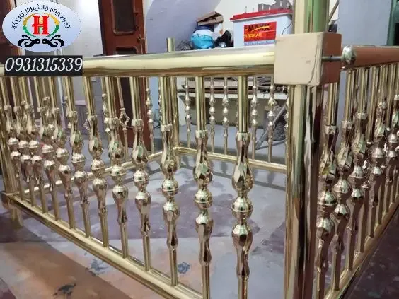 Lan can ban công sắt mỹ thuật với họa tiết đơn giản