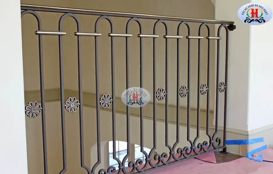 Lan can ban công sắt mỹ thuật đơn giản tạo điểm nhấn