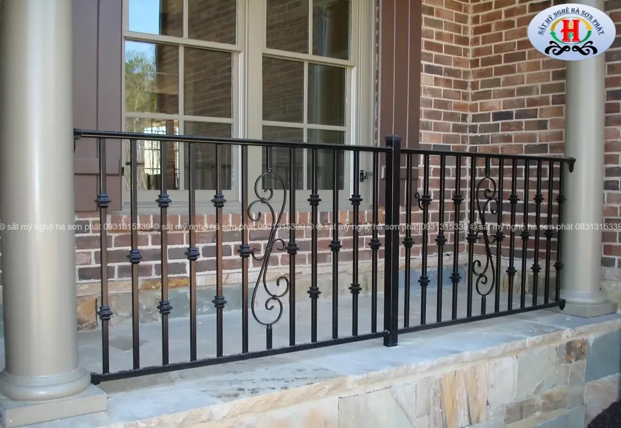 Lan can ban công sắt mỹ thuật linh hoạt trong trang trí