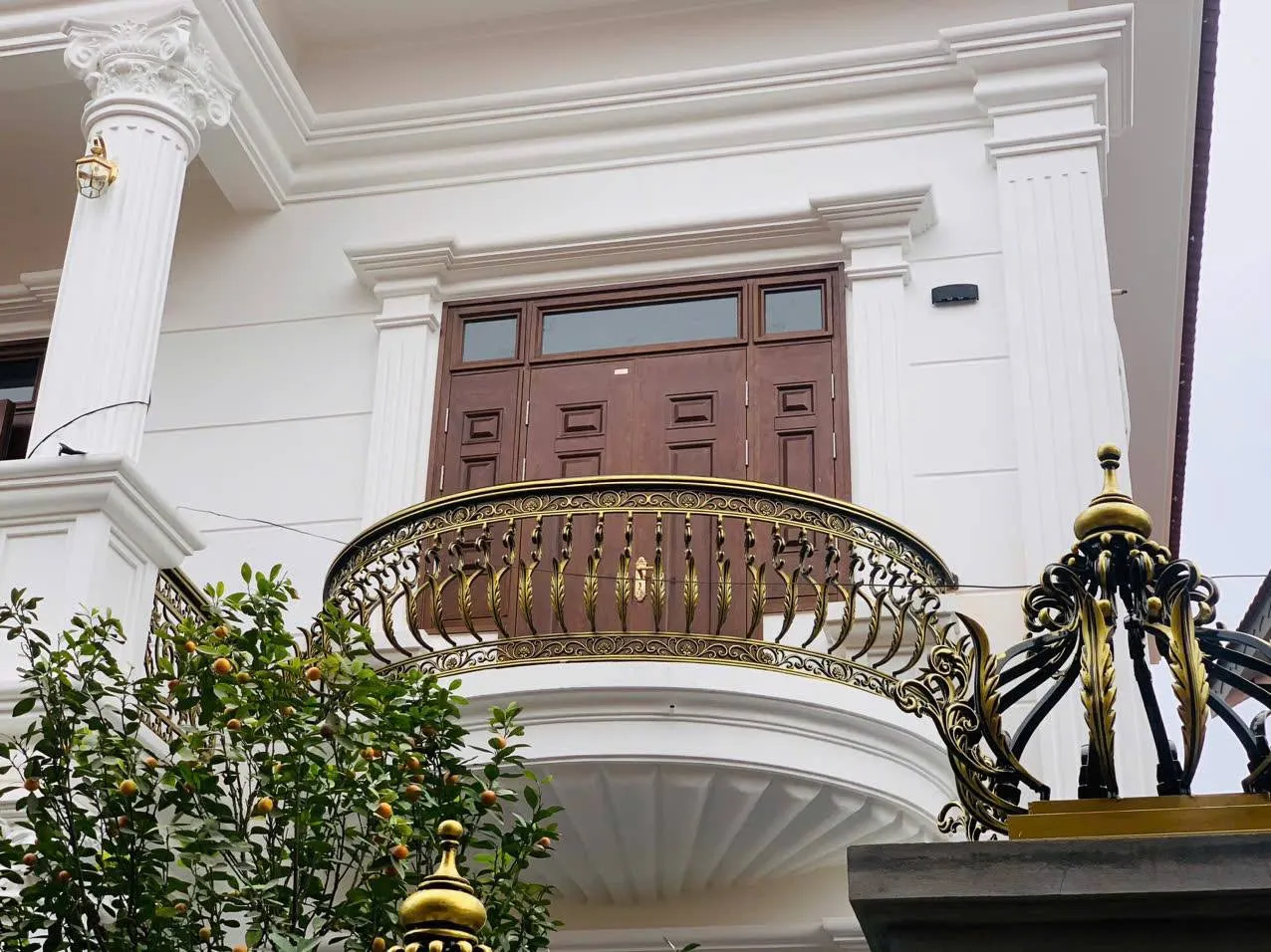 Lan can ban công sắt đẹp, nổi bật mặt tiền