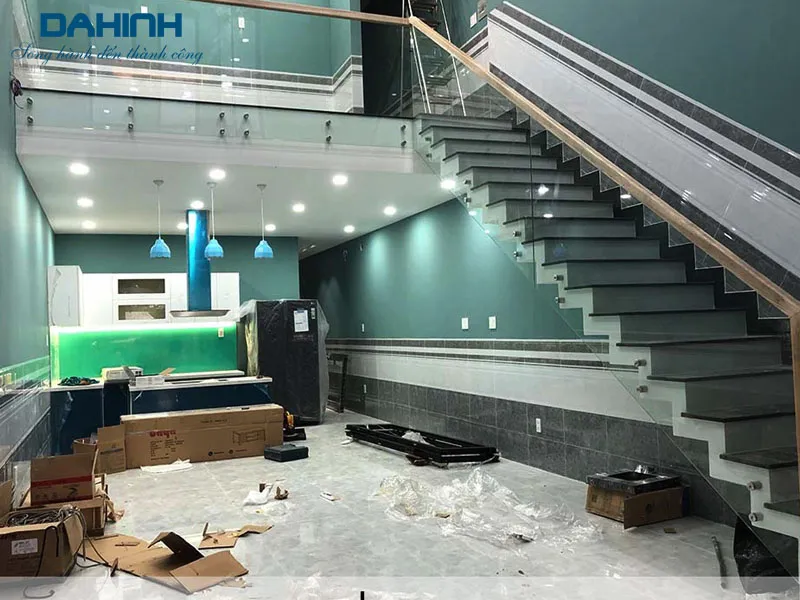 Lan can cầu thang inox kính cường lực