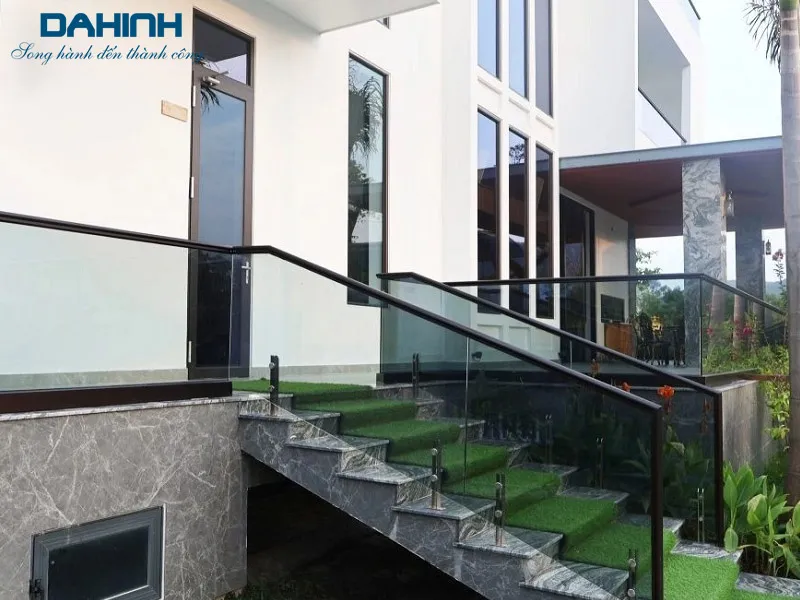 Lan can cầu thang kính tay vịn nhôm Xingfa