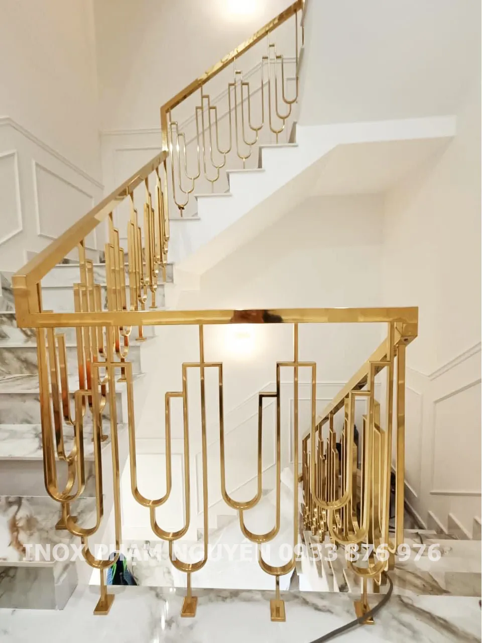 Mẫu lan can và tay vịn cầu thang inox 304 thiết kế thanh dọc hiện đại
