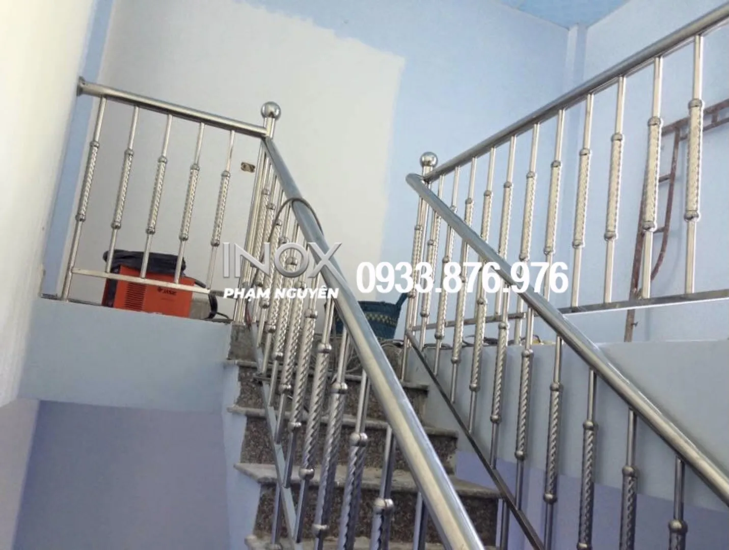 Mẫu tay vịn cầu thang inox 304 kết hợp kính cường lực