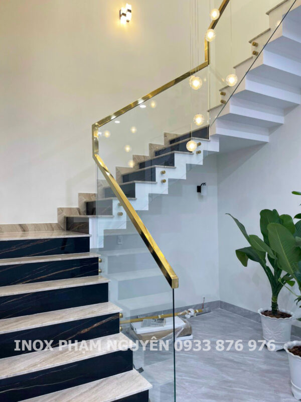 Lan Can Cầu Thang Kính Tay Vịn Inox: Sang Trọng, An Toàn và Bền Vững Cho Ngôi Nhà
