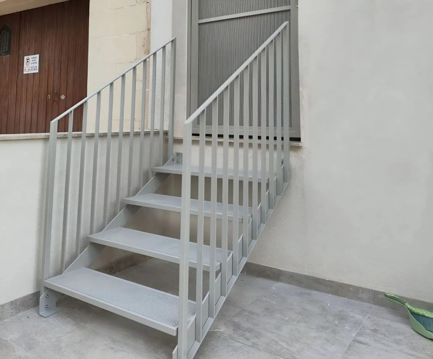 Lan can cầu thang xám xi măng hiện đại