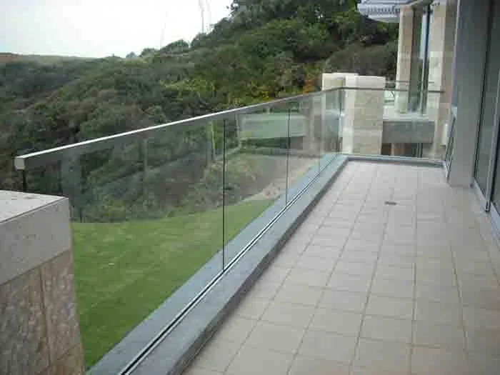 Lan can kính cường lực tay vịn inox trụ dài