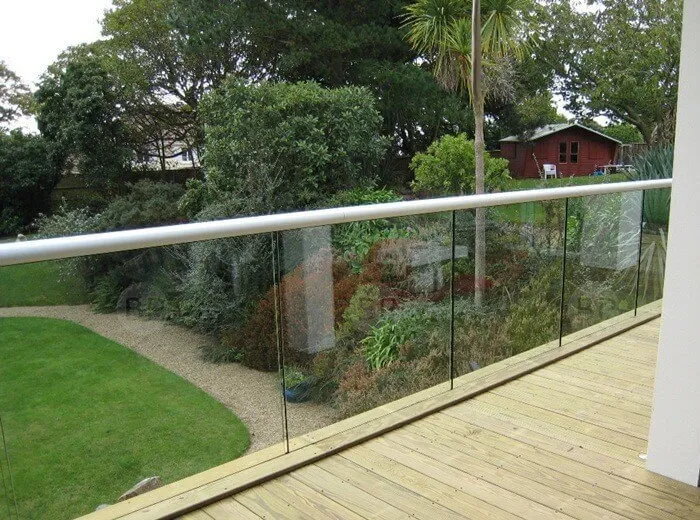 Lan can kính cường lực tay vịn inox trụ ngắn