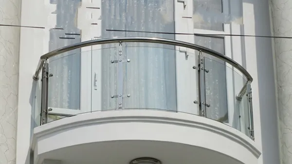 Lan can kính cường lực tay vịn inox không trụ