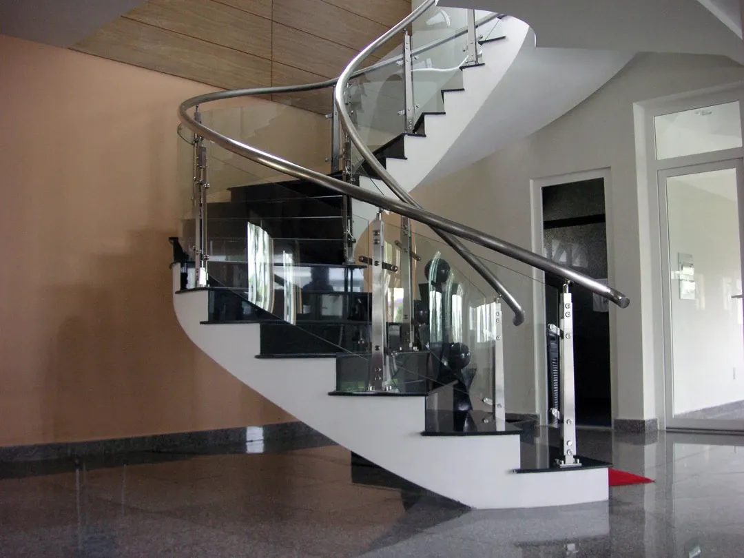 Lan can kính cường lực tay vịn inox dạng u âm sàn