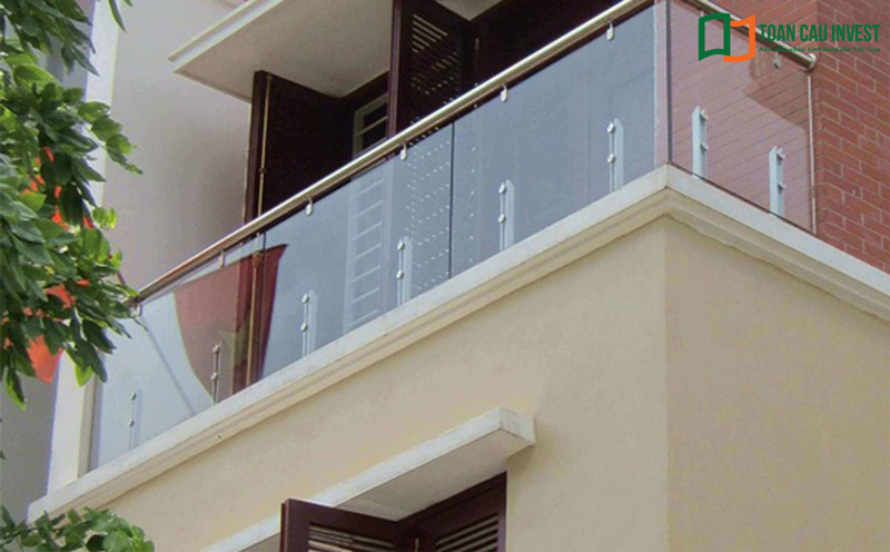 So Sánh Chi Tiết: Lan Can Kính Cường Lực Hiện Đại và Lan Can Inox Truyền Thống