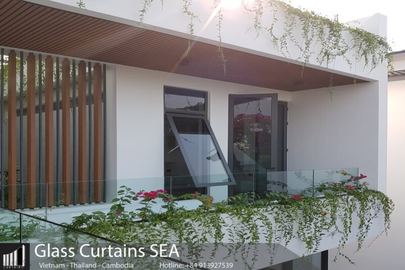 So Sánh Chi Tiết: Lan Can Kính Cường Lực Hiện Đại và Lan Can Inox Truyền Thống