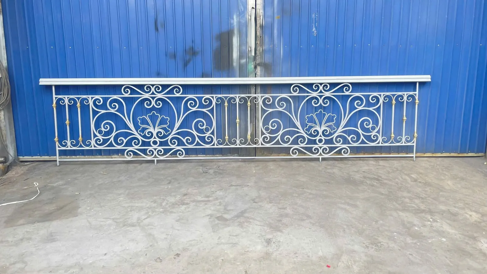 Lan can sắt ban công đẹp phong cách hiện đại