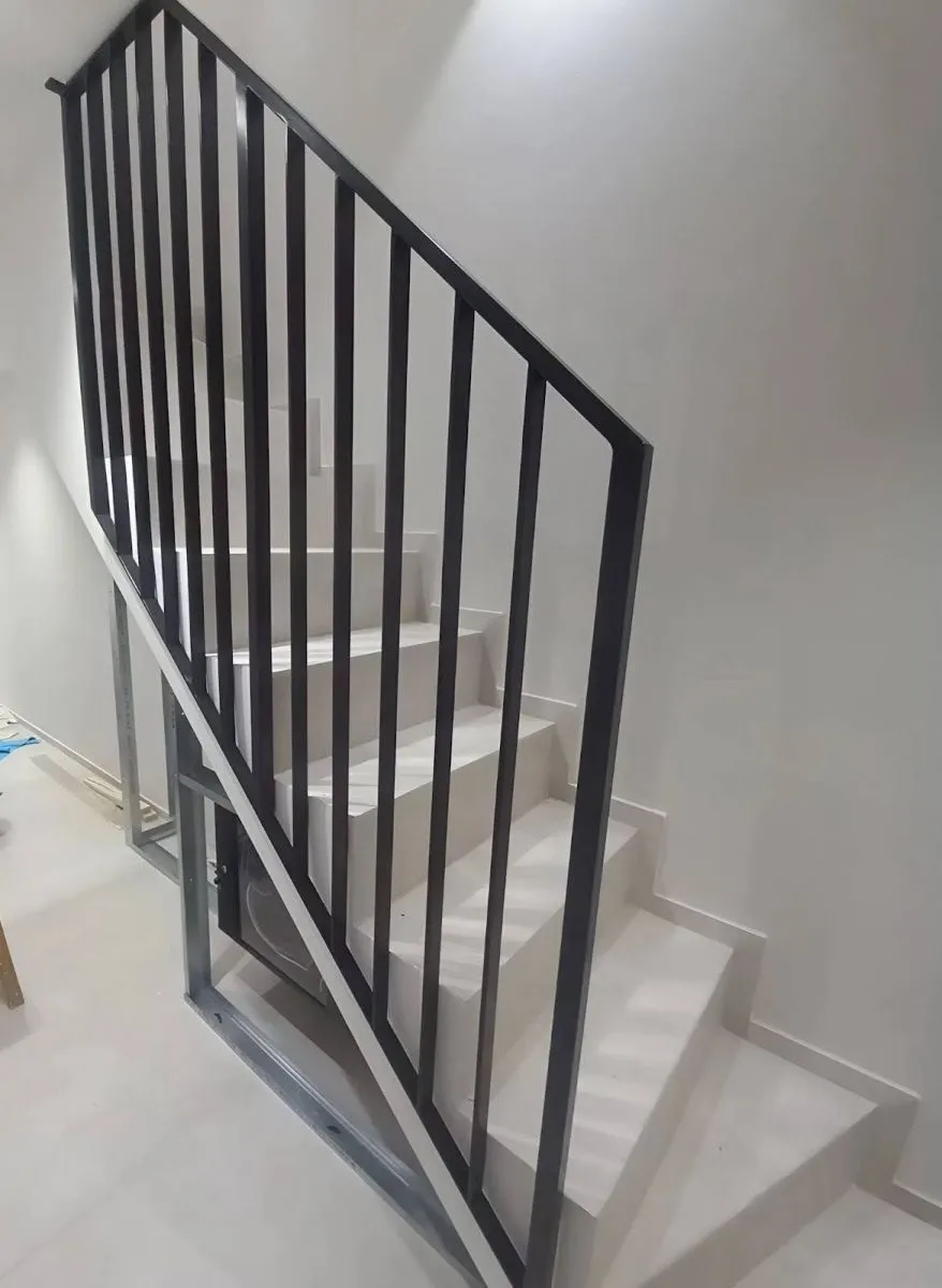 Thiết kế lan can sắt hộp tối giản cho ban công