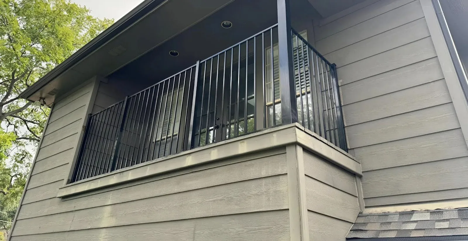 Lan can sắt hộp phù hợp nhà hiện đại