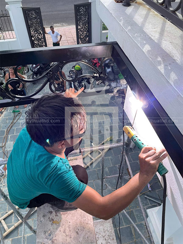 Lan Can Thép Mỹ Thuật: Giải Pháp Sang Trọng và Bền Vững Cho Ngôi Nhà Của Bạn