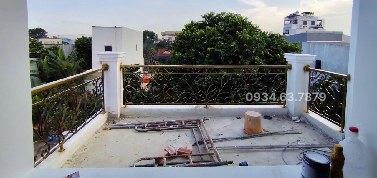 Lan can sắt mỹ thuật được lắp đặt ở mặt tiền ngôi nhà