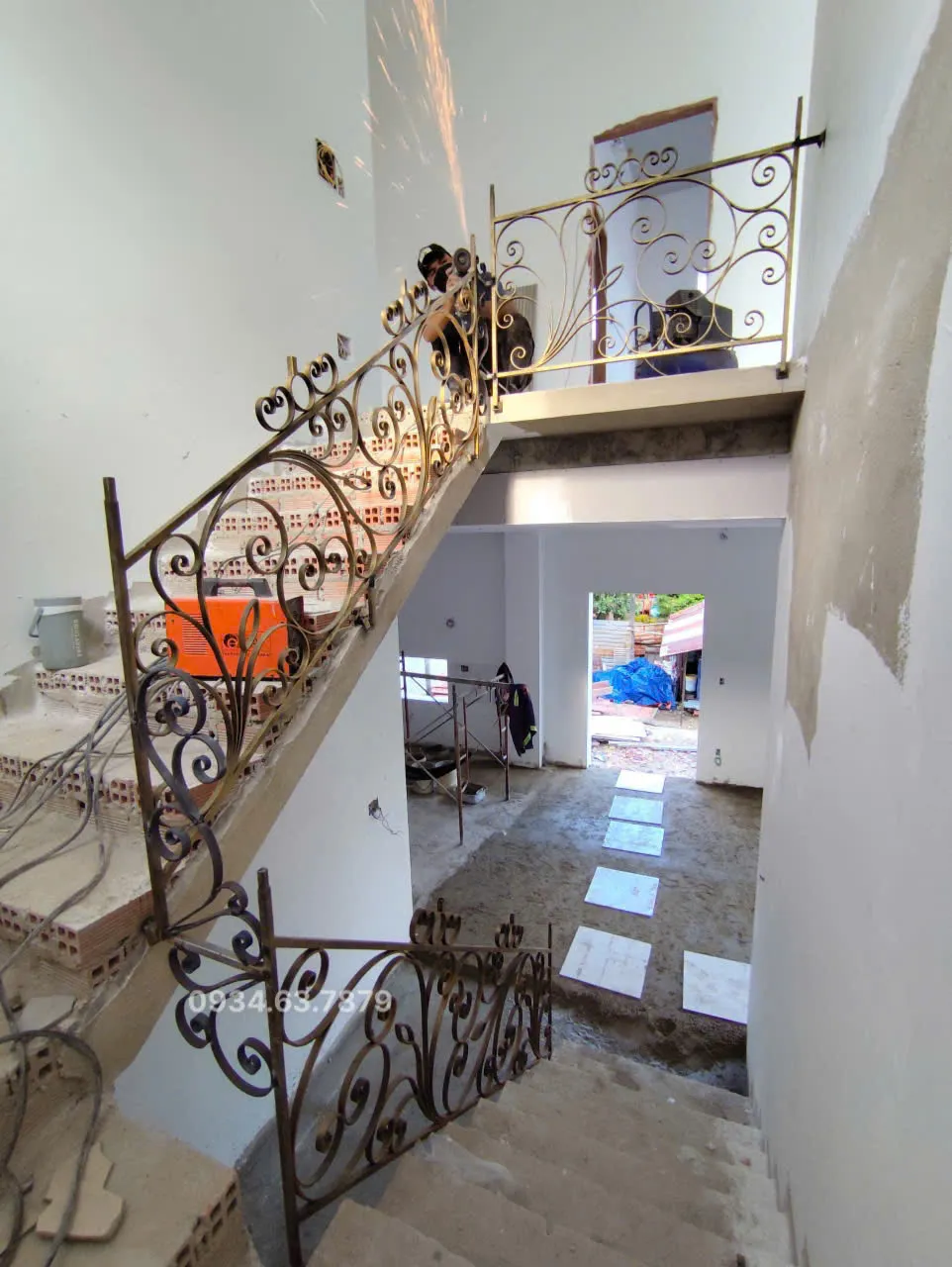 Lan can sắt mỹ thuật bằng sắt la 20 trơn với hoa văn rèn thủ công