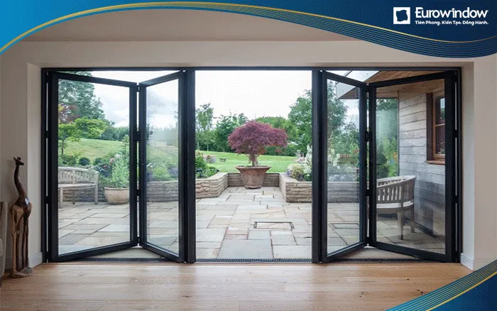 Cửa nhựa lõi thép mở xếp trượt 4 cánh, lắp đặt tại vị trí cửa ra sân vườn