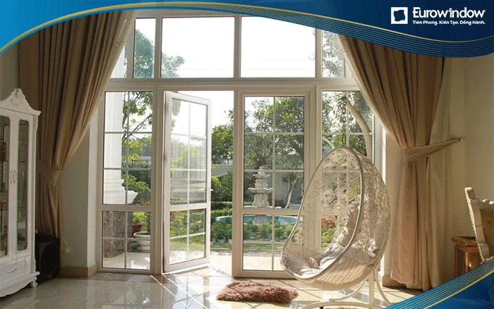 Cửa nhựa xếp trượt 2 cánh mở quay ngoài, lắp đặt tại vị trí cửa ra sân