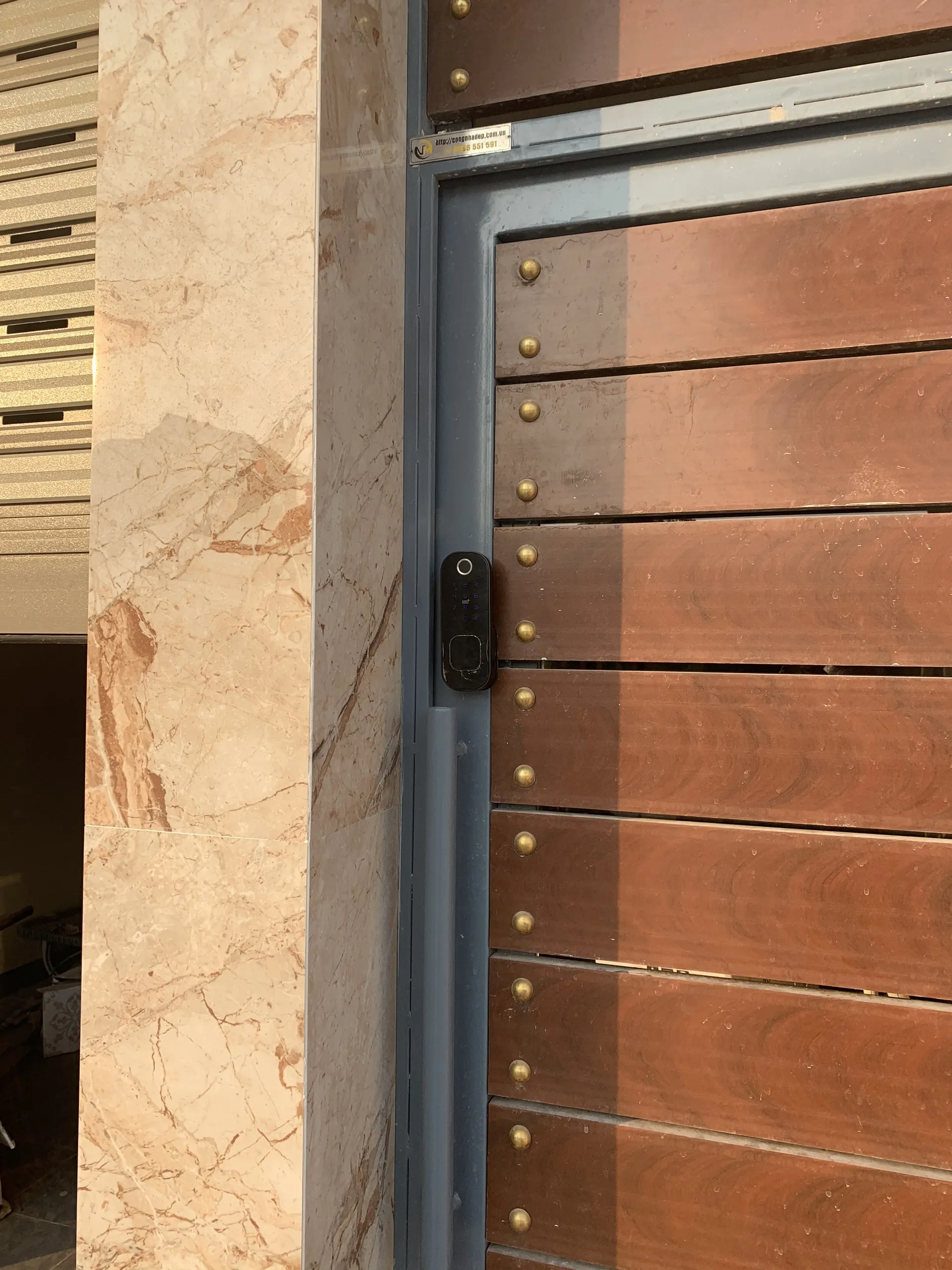 công trình thực tế lắp vân tay cổng sắt