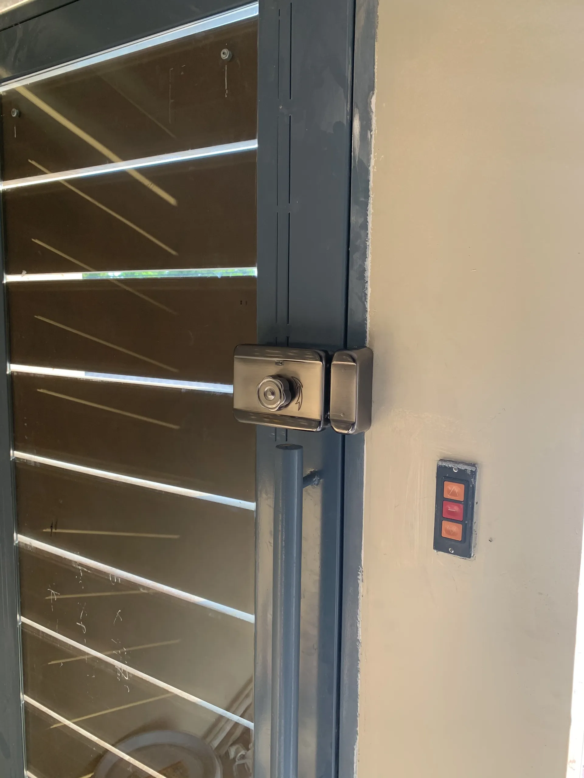 công trình thực tế lắp vân tay cổng sắt