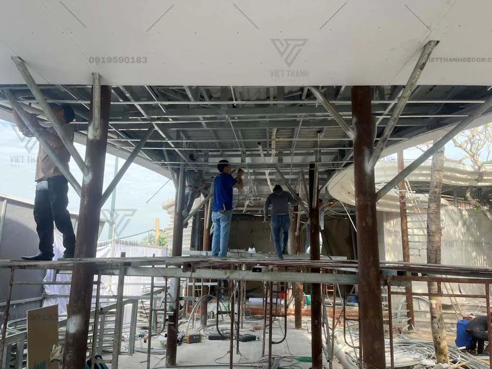 Lắp đặt, hàn khung sắt chắc chắn cho tầng trên