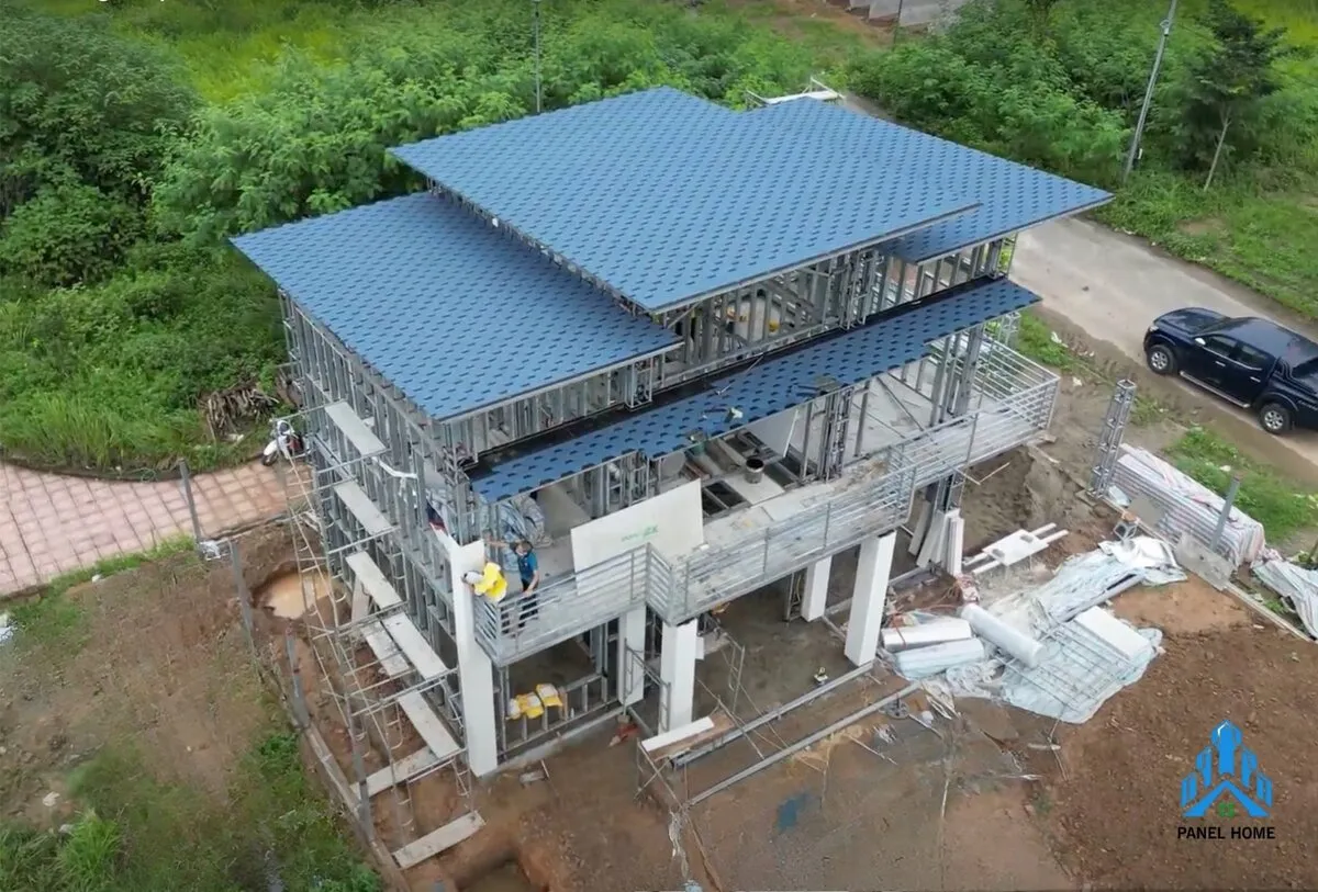 Lắp đặt hệ xà gồ và mái cho nhà khung thép bằng bulong hoặc hàn cố định