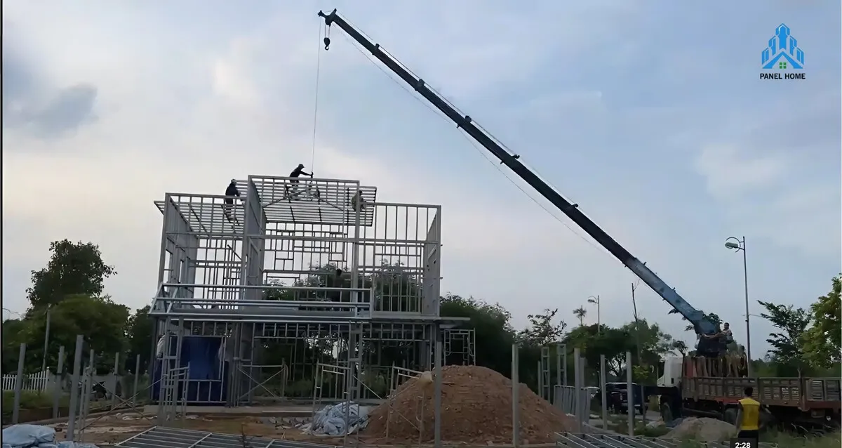 Lắp ráp các cấu kiện khung thép bằng xe cẩu và thiết bị chuyên dụng