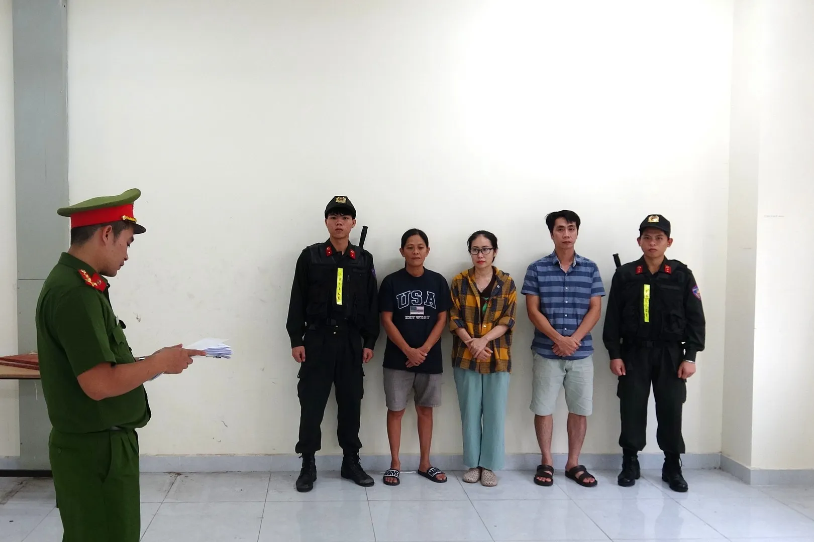 Các đối tượng từ trái qua phải: Võ Thị Thu Oanh (sản xuất thủ công), Tăng Thị Mỹ Hoa (điều hành kinh doanh), Tăng Hoàng Vinh (hỗ trợ tiêu thụ)