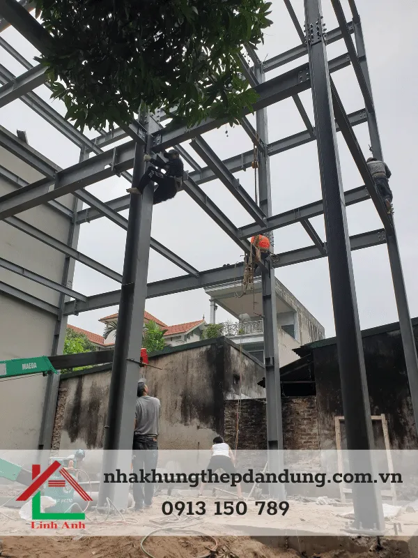 Linh Anh lắp ghép cấu kiện trong ngõ nhỏ bằng cẩu chuyên dụng