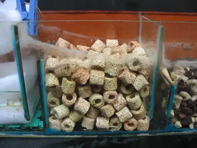 Ngăn 2 chứa sứ lọc vàng với tấm nhựa thoát nước bên dưới