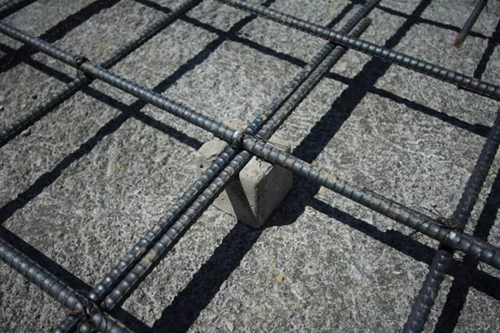 Sử dụng con kê bê tông để đảm bảo lớp bê tông bảo vệ đạt chuẩn