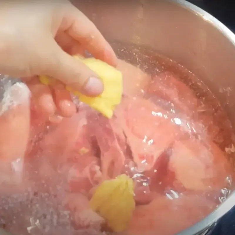 Luộc xương bò với gừng, muối và giấm giúp loại bỏ tạp chất, làm sạch xương và chuẩn bị cho quá trình ninh nước dùng phở bò Hà Nội