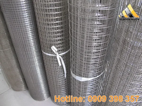 Lưới inox 304 hàn với cấu trúc ô vuông đều, bề mặt sáng bóng đặc trưng