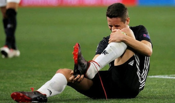 Giày Đá Bóng Đinh Sắt: Hướng Dẫn Chi Tiết Sử Dụng Đúng Cách