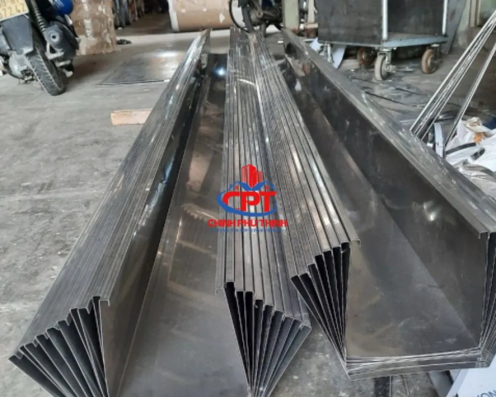 Máng xối inox 304 các quy cách U300-U800 lắp đặt trên công trình