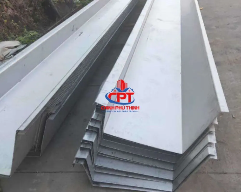 Cấu tạo máng xối inox với tai treo và phễu thoát