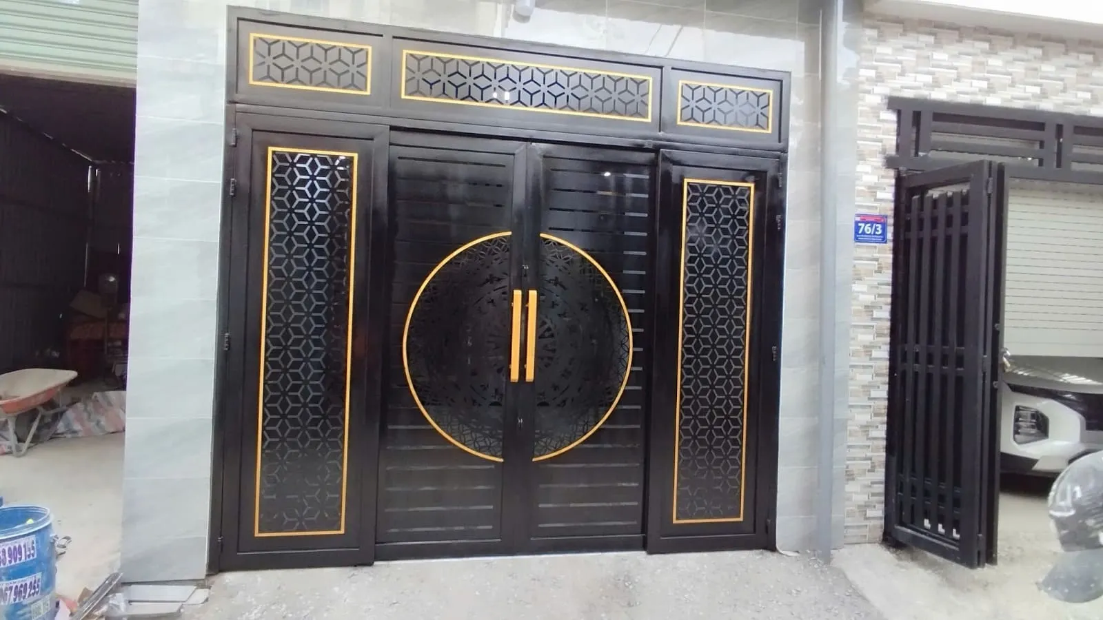 Mặt tiền nhà phố lắp đặt cổng sắt 4 cánh