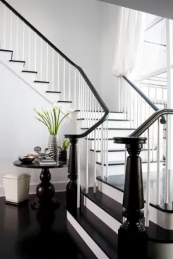 Cầu thang gỗ kết hợp kim loại