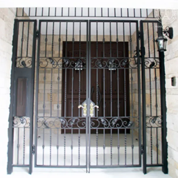 Mẫu cổng với thiết kế hiện đại màu đen