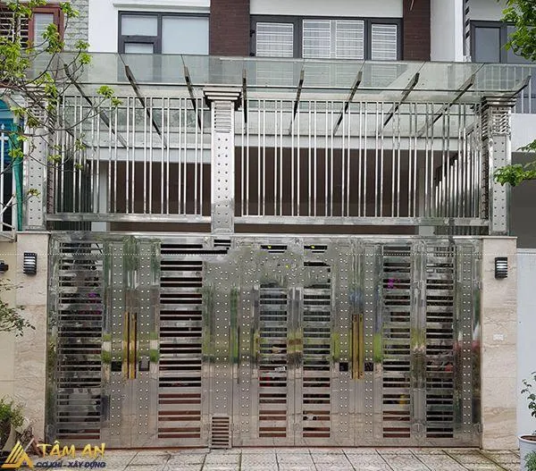 Mẫu cổng inox kết hợp với mái che kính
