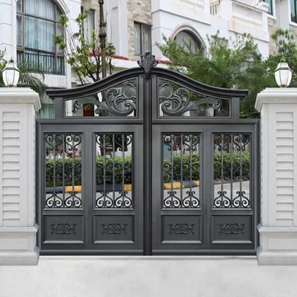 Mẫu cổng sắt 2 cánh với hoa văn đơn giản và màu sắc trang trọng