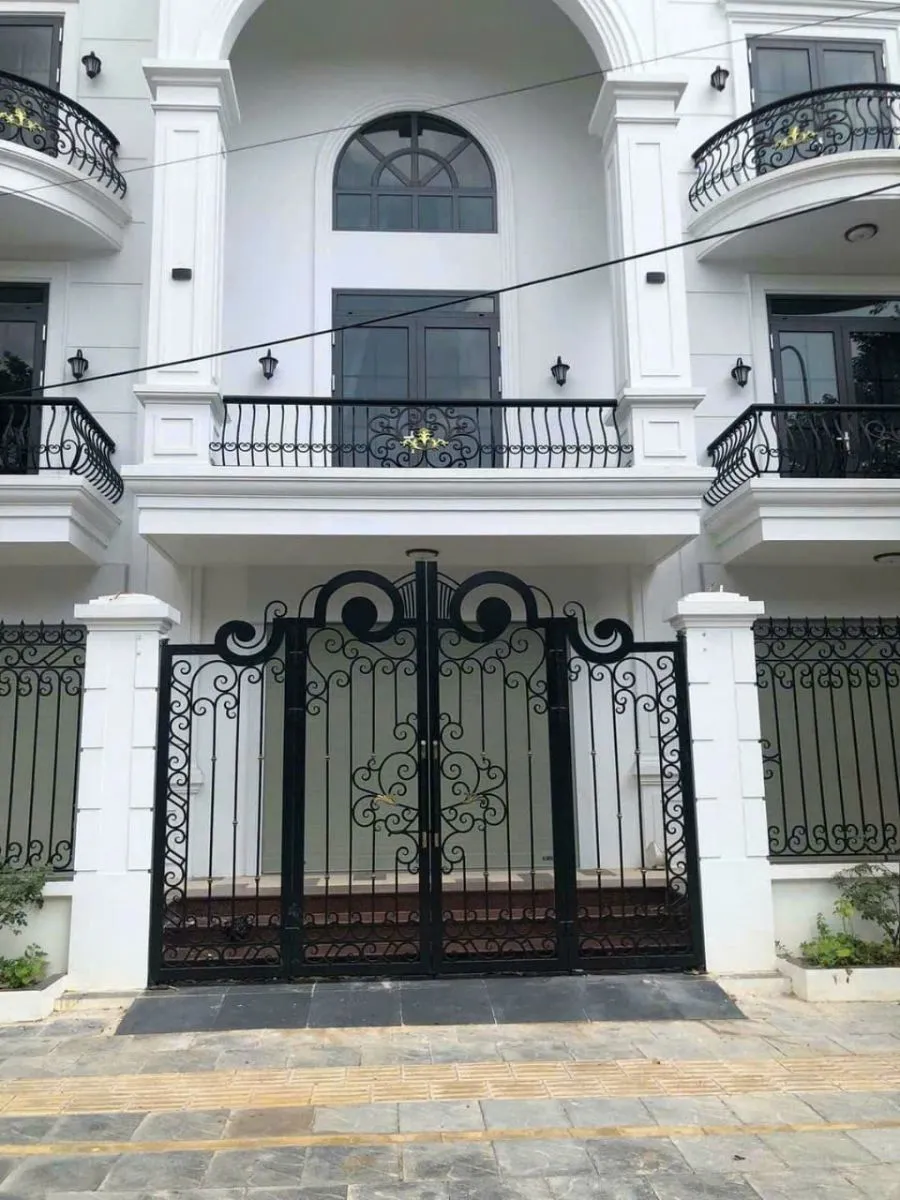 Mẫu cổng sắt 4 cánh đẹp, hài hòa kiến trúc