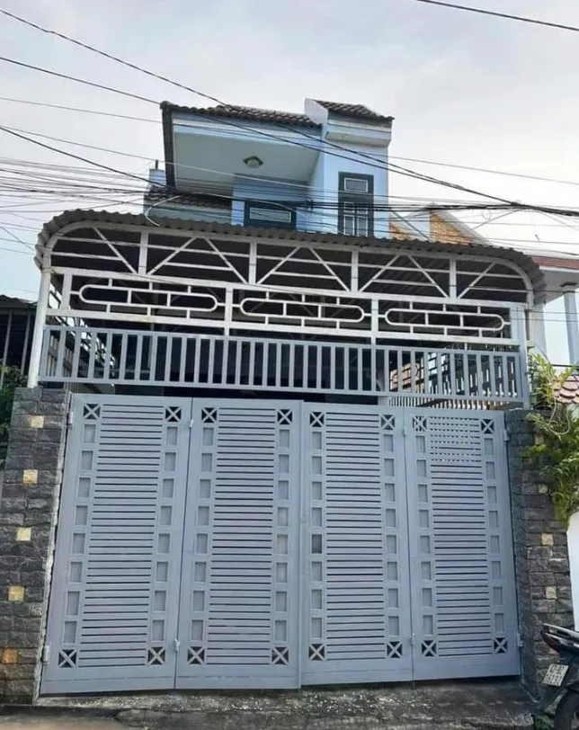 Mẫu cổng sắt 4 cánh đơn giản kín đáo