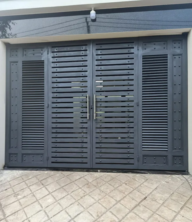 Mẫu cổng sắt 4 cánh gọn nhẹ, hiện đại