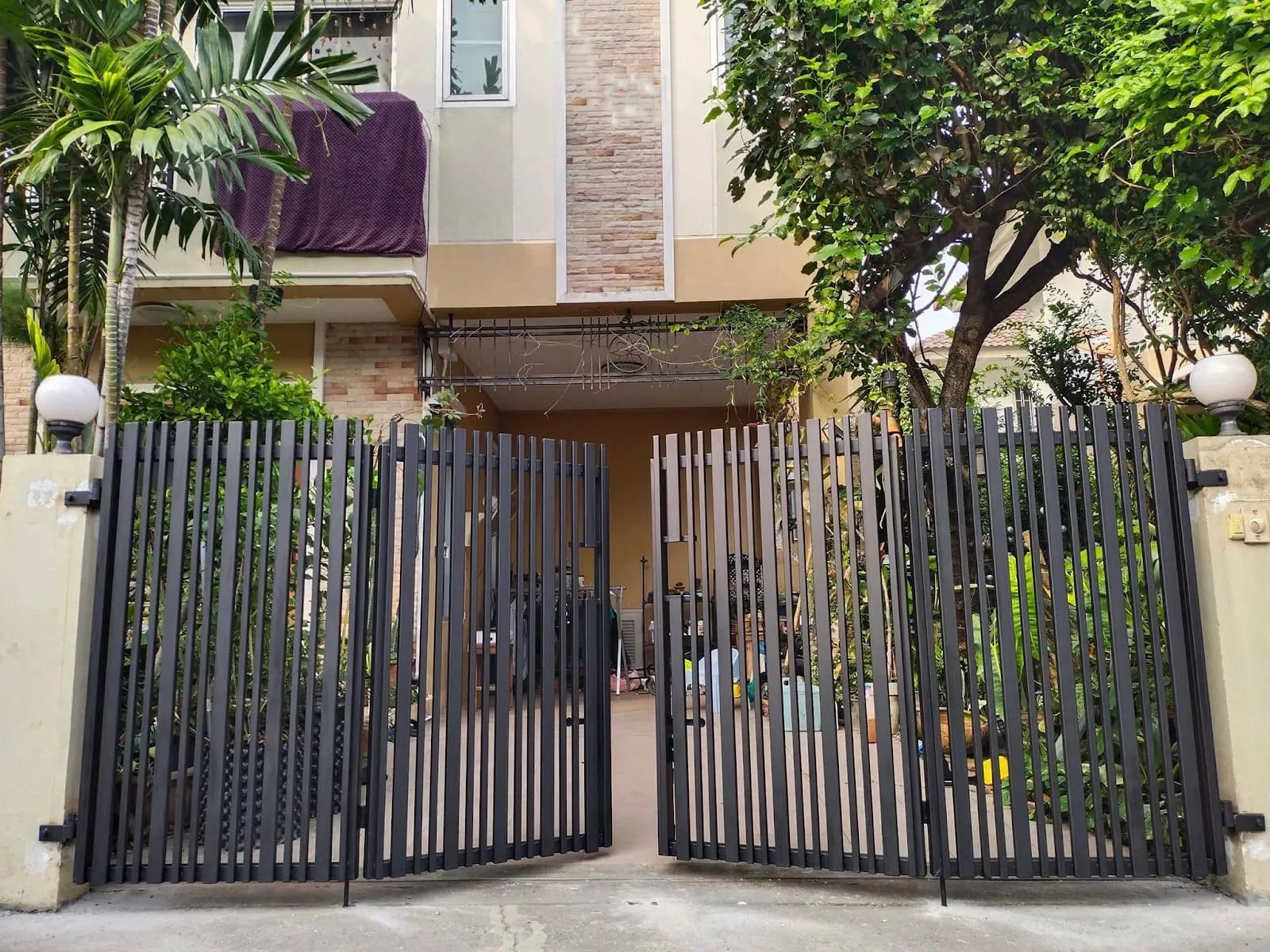 Mẫu cổng sắt 4 cánh nan dọc