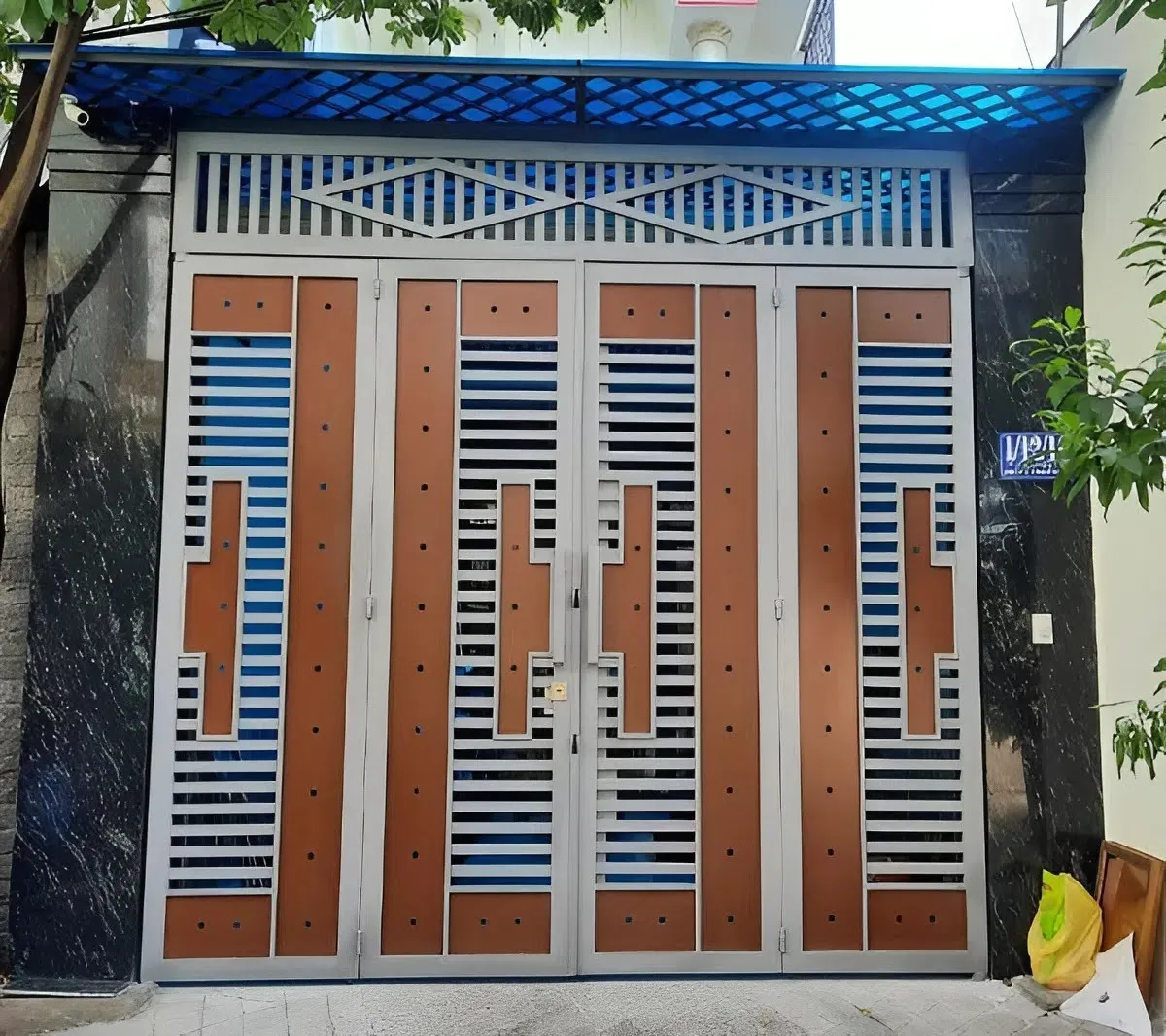Mẫu cổng sắt hộp 4 cánh cho gia đình