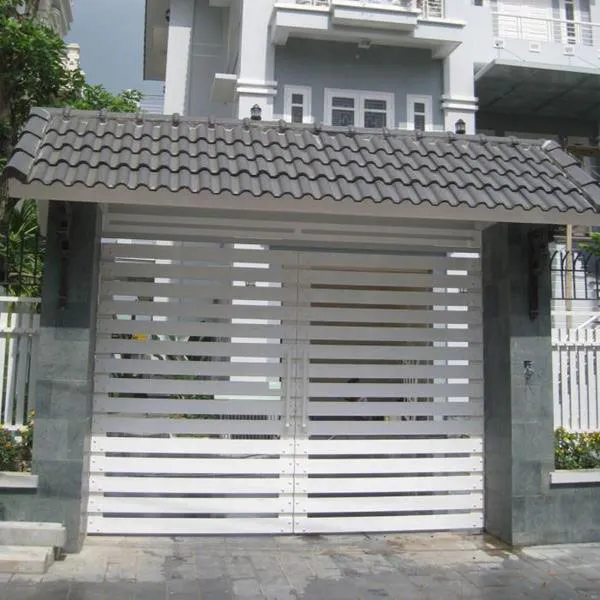 Mẫu cổng sắt hộp 2 cánh thiết kế đơn giản kết hợp mái thái