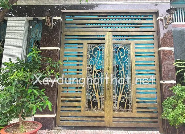 Mẫu cửa cổng sắt 2 cánh điểm hoa văn trang trí
